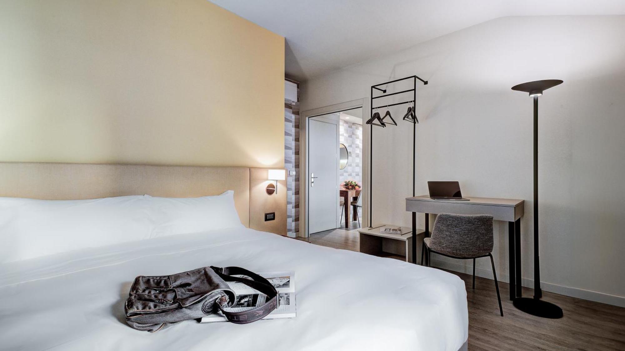 Be Duomo - Self Check-In Bed and Breakfast Voghera Esterno foto